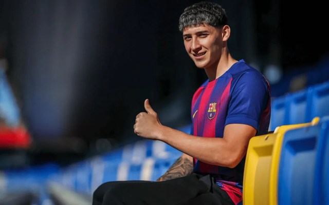 El jugador de 19 años que llega al Barcelona en enero entrena con el primer equipo tras sufrir una lesión El jugador de 19 años que llega al Barcelona en enero entrena con el primer equipo tras sufrir una lesión