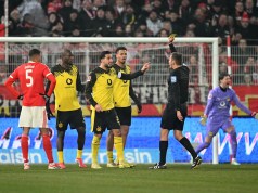 El capitán del Borussia Dortmund, Emré Can, ataca al fútbol del Union Berlin y al árbitro Robert Hartmann El capitán del Borussia Dortmund, Emré Can, ataca al fútbol del Union Berlin y al árbitro Robert Hartmann