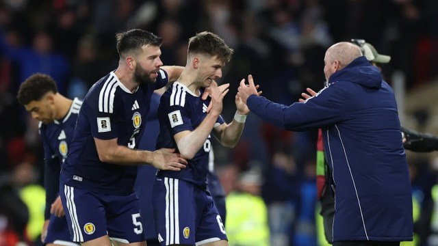 Escocia sorprende a Dinamarca con 10 hombres y alcanza su primer Mundial desde 1998; Kieran Tierney el héroe del thriller Escocia sorprende a Dinamarca con 10 hombres y alcanza su primer Mundial desde 1998; Kieran Tierney el héroe del thriller