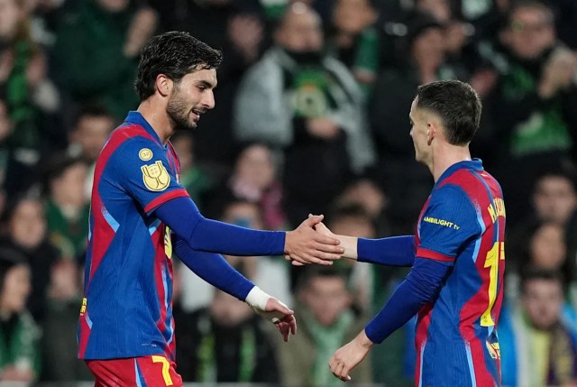 El Barcelona continúa la defensa de la Copa del Rey con una estrecha victoria sobre el Racing de Santander El Barcelona continúa la defensa de la Copa del Rey con una estrecha victoria sobre el Racing de Santander