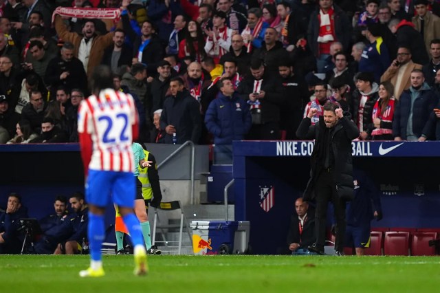El técnico del Atlético de Madrid, Simeone, elogia a Julián Álvarez mientras la sequía de goles termina en la demolición del Barcelona El técnico del Atlético de Madrid, Simeone, elogia a Julián Álvarez mientras la sequía de goles termina en la demolición del Barcelona