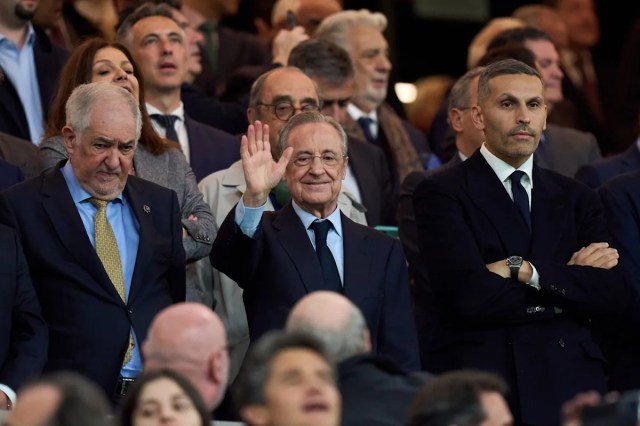 ‘Florentino dimite’: la afición presiona al presidente del Real Madrid con cánticos durante el choque contra el Levante ‘Florentino dimite’: la afición presiona al presidente del Real Madrid con cánticos durante el choque contra el Levante
