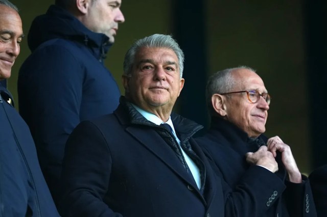 Laporta se involucra en un acalorado intercambio con un funcionario de la UEFA mientras el Barcelona está furioso por el arbitraje contra el Atlético Laporta se involucra en un acalorado intercambio con un funcionario de la UEFA mientras el Barcelona está furioso por el arbitraje contra el Atlético