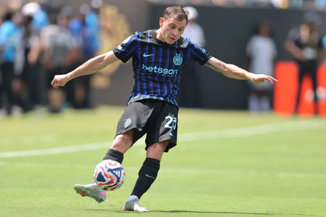 Inter Milan Talisman se salta el día libre para quedarse con la selección italiana durante su viaje a Moldavia a pesar de la suspensión Inter Milan Talisman se salta el día libre para quedarse con la selección italiana durante su viaje a Moldavia a pesar de la suspensión