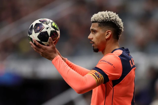 El defensa del Barcelona está furioso por la decisión del árbitro que provocó el gol del Newcastle: “No entiendo las reglas” El defensa del Barcelona está furioso por la decisión del árbitro que provocó el gol del Newcastle: “No entiendo las reglas”