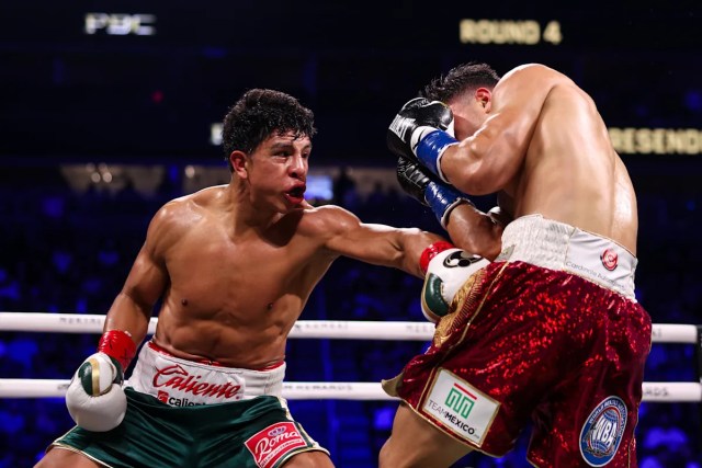 Jaime Munguía reinicia su carrera con brutal dominio sobre José Reséndiz para hacerse con el título de la AMB Jaime Munguía reinicia su carrera con brutal dominio sobre José Reséndiz para hacerse con el título de la AMB