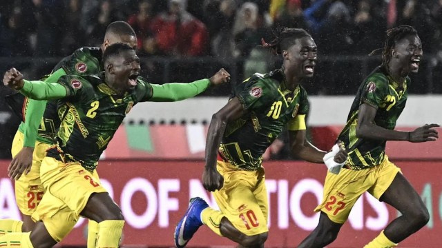 Mali, con diez hombres, venció a Túnez en los penaltis tras el drama tardío Mali, con diez hombres, venció a Túnez en los penaltis tras el drama tardío