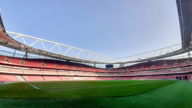 El defensa del Arsenal Harwood firma su primer contrato profesional El defensa del Arsenal Harwood firma su primer contrato profesional