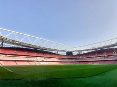 El defensa del Arsenal Harwood firma su primer contrato profesional El defensa del Arsenal Harwood firma su primer contrato profesional