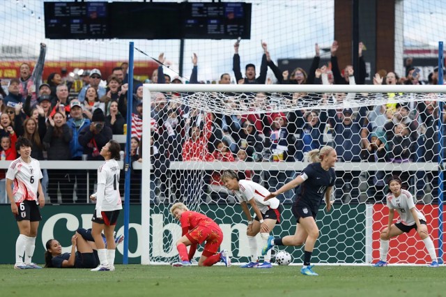 USWNT logra una victoria por 2-1 sobre Japón para abrir una serie de 3 partidos USWNT logra una victoria por 2-1 sobre Japón para abrir una serie de 3 partidos