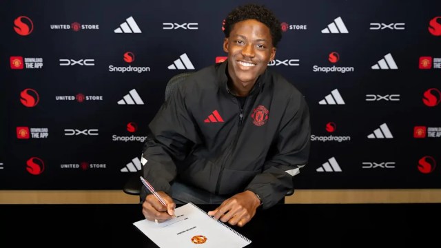 Kobbie Mainoo firma un nuevo contrato con el Manchester United hasta 2031 Kobbie Mainoo firma un nuevo contrato con el Manchester United hasta 2031