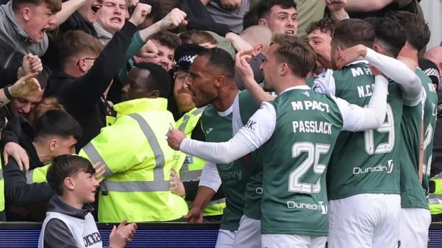 Premiership escocesa: Leaders Hearts está detrás de Hibs de 10 hombres después de que los Rangers perdieran ante Motherwell Premiership escocesa: Leaders Hearts está detrás de Hibs de 10 hombres después de que los Rangers perdieran ante Motherwell