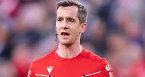 Árbitro detiene partido de La Liga bajo protocolo de racismo Árbitro detiene partido de La Liga bajo protocolo de racismo