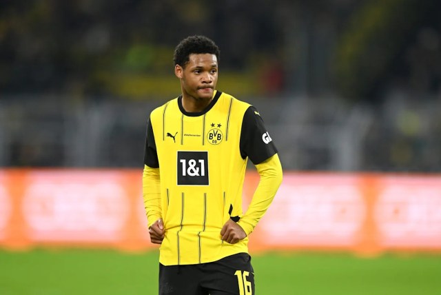 El extremo exiliado del Borussia Dortmund, Julien Duranville, parece destinado a Basilea en calidad de cedido El extremo exiliado del Borussia Dortmund, Julien Duranville, parece destinado a Basilea en calidad de cedido