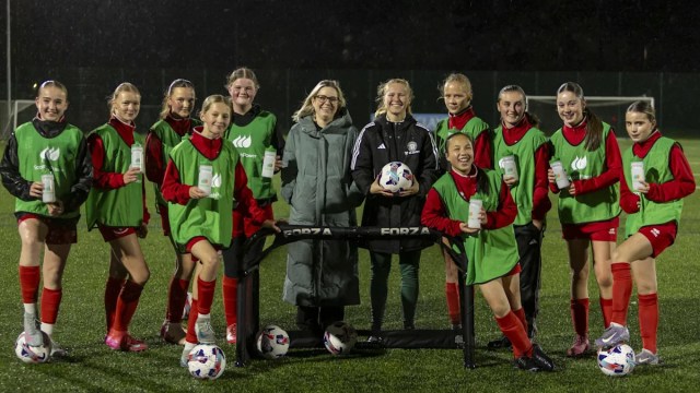 ScottishPower y la estrella del Celtic Morgan Cross proporcionan nuevo equipamiento al Dunfermline U14 ScottishPower y la estrella del Celtic Morgan Cross proporcionan nuevo equipamiento al Dunfermline U14