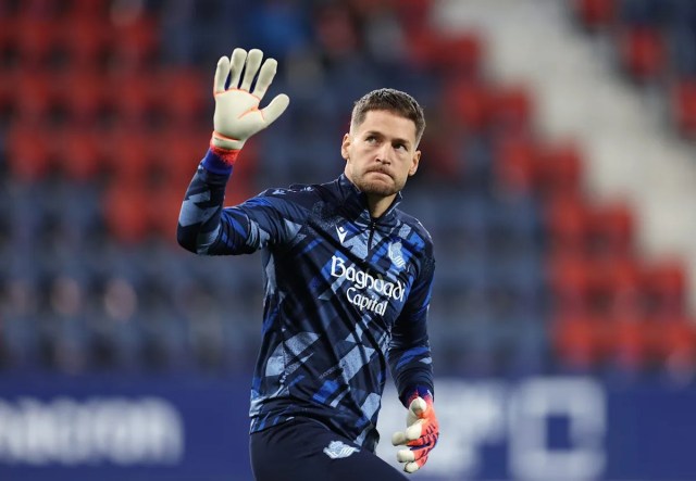 Alex Remiro, emocionado por la batalla de convocatoria para el Mundial con el portero del Barcelona Joan García Alex Remiro, emocionado por la batalla de convocatoria para el Mundial con el portero del Barcelona Joan García