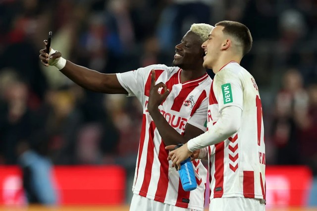 El delantero del Colonia Ragnar Ache (27) responde a las críticas tras conseguir el primer doblete de su carrera en la Bundesliga El delantero del Colonia Ragnar Ache (27) responde a las críticas tras conseguir el primer doblete de su carrera en la Bundesliga