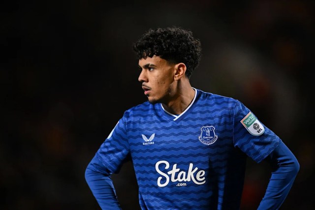 Informe: los gigantes de la Ligue 1 buscan fichar al defensa del Everton Informe: los gigantes de la Ligue 1 buscan fichar al defensa del Everton