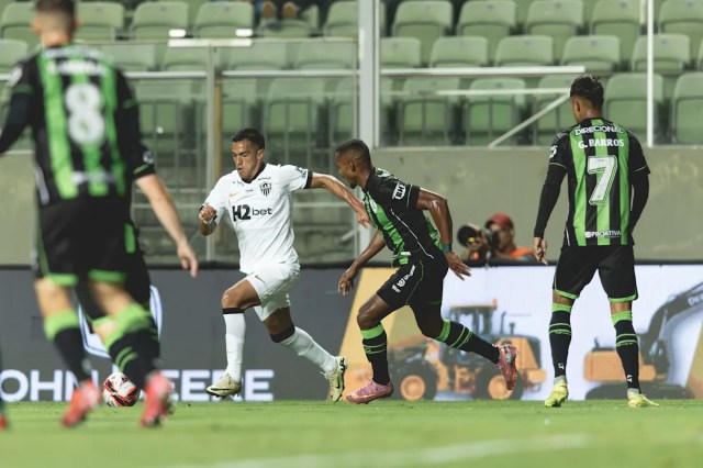 América y Atlético empatan en un derbi encendido y marcado por el caos y el VAR América y Atlético empatan en un derbi encendido y marcado por el caos y el VAR