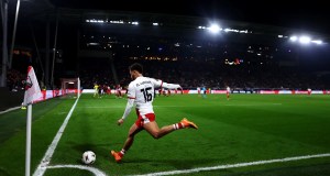 El Leeds United se enfrenta a una dura competencia por este lateral de la Eredivisie: ¿debería Farke optar por él? El Leeds United se enfrenta a una dura competencia por este lateral de la Eredivisie: ¿debería Farke optar por él?