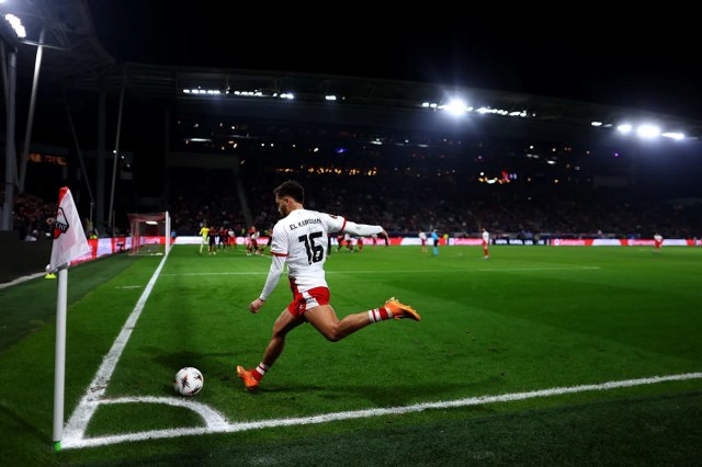 El Leeds United se enfrenta a una dura competencia por este lateral de la Eredivisie: ¿debería Farke optar por él? El Leeds United se enfrenta a una dura competencia por este lateral de la Eredivisie: ¿debería Farke optar por él?