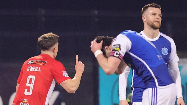 Larne gana para tener cinco ventaja y Carrick venció a los Blues de 10 hombres Larne gana para tener cinco ventaja y Carrick venció a los Blues de 10 hombres