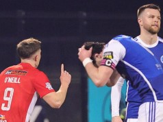 Larne gana para tener cinco ventaja y Carrick venció a los Blues de 10 hombres Larne gana para tener cinco ventaja y Carrick venció a los Blues de 10 hombres