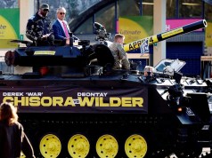 Chisora llega al evento de Wilder en tanque con Farage Chisora llega al evento de Wilder en tanque con Farage