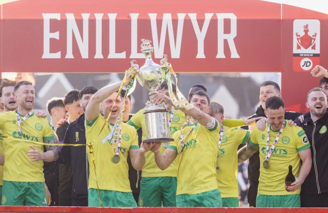 En el bombardeo inicial, Caernarfon vence a Flint y gana la primera Copa de Gales En el bombardeo inicial, Caernarfon vence a Flint y gana la primera Copa de Gales
