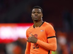 Informe: el Liverpool se dispone a reavivar el interés por el defensor con una cláusula de £21 millones Informe: el Liverpool se dispone a reavivar el interés por el defensor con una cláusula de £21 millones