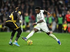 Un aficionado recibe una sanci贸n en el estadio por tirarle un pl谩tano a la estrella del Real Madrid Vinicius Junior Un aficionado recibe una sanci贸n en el estadio por tirarle un pl谩tano a la estrella del Real Madrid Vinicius Junior