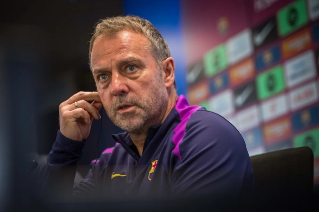 El técnico del Barcelona, Hansi Flick, da luz verde al fichaje defensivo este verano El técnico del Barcelona, Hansi Flick, da luz verde al fichaje defensivo este verano