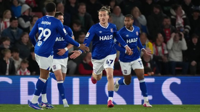 Clarke anota tarde en el empate de Ipswich ante los Saints Clarke anota tarde en el empate de Ipswich ante los Saints