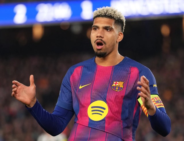 El defensa del Barcelona no piensa en la salida de verano: se ha fijado tres objetivos clave El defensa del Barcelona no piensa en la salida de verano: se ha fijado tres objetivos clave