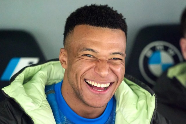 El delantero del Real Madrid continuará con tratamiento conservador ante sus continuos problemas de rodilla El delantero del Real Madrid continuará con tratamiento conservador ante sus continuos problemas de rodilla