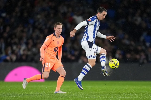 Frenkie de Jong apunta al árbitro tras la derrota de la Real Sociedad: “Soy el capitán y no lo entiendo” Frenkie de Jong apunta al árbitro tras la derrota de la Real Sociedad: “Soy el capitán y no lo entiendo”