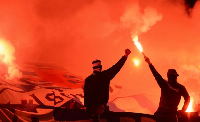 Después de los incidentes en el estadio: los hooligans del SGE atacaron el autobús de aficionados del Stuttgart Después de los incidentes en el estadio: los hooligans del SGE atacaron el autobús de aficionados del Stuttgart