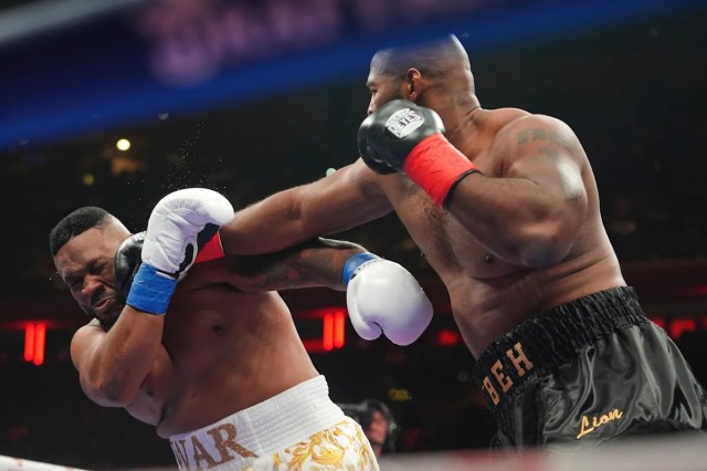 Al boxeador Jarrell Miller le golpean el postizo hacia arriba con un puñetazo y luego lo arroja a la multitud. Al boxeador Jarrell Miller le golpean el postizo hacia arriba con un puñetazo y luego lo arroja a la multitud.