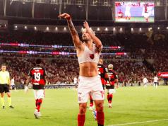 Con homenaje a Oscar, Fla venció a Bahía y sigue persiguiendo a Palmeiras Con homenaje a Oscar, Fla venció a Bahía y sigue persiguiendo a Palmeiras