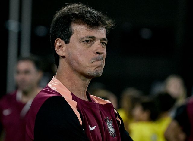 Diniz tacha de farsante al árbitro, más polémica en el Mirassol-Corinthians Diniz tacha de farsante al árbitro, más polémica en el Mirassol-Corinthians