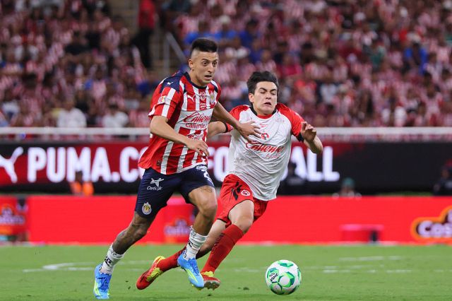 Chivas empata con Atas tras final polémico Chivas empata con Atas tras final polémico