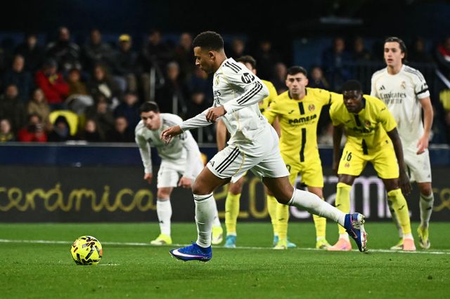 Mbappé le muestra a Brahim cómo se hace y gana un penalti en la victoria del Real Madrid Mbappé le muestra a Brahim cómo se hace y gana un penalti en la victoria del Real Madrid