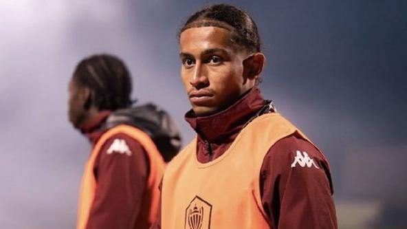 Dos Santos firma primer contrato tras incendio de bar Dos Santos firma primer contrato tras incendio de bar