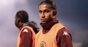 Dos Santos firma primer contrato tras incendio de bar Dos Santos firma primer contrato tras incendio de bar