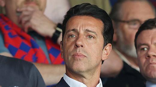 Forest le dice a Edu que se mantenga alejado del campo de entrenamiento. Forest le dice a Edu que se mantenga alejado del campo de entrenamiento.