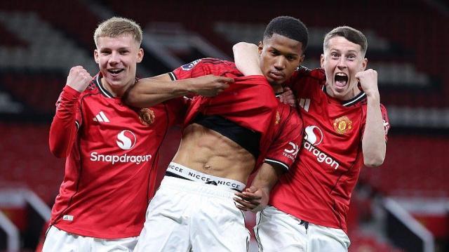 El Manchester United prepara el derbi de la final de la Copa Juvenil contra el City El Manchester United prepara el derbi de la final de la Copa Juvenil contra el City