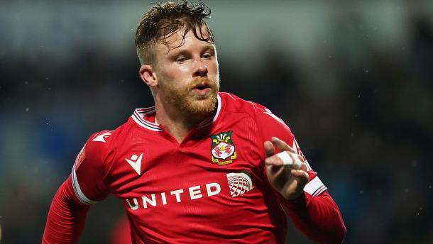 Cannon se dirige a Burton cedido por Wrexham Cannon se dirige a Burton cedido por Wrexham