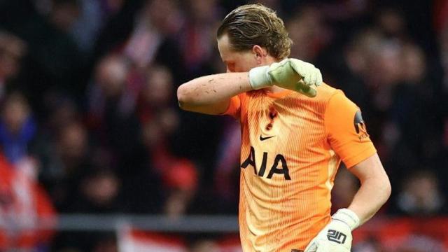 Los Spurs sustituyen al portero Kinsky en el minuto 17 tras un comienzo horroroso Los Spurs sustituyen al portero Kinsky en el minuto 17 tras un comienzo horroroso