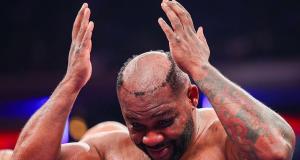 Peinado de Miller arrancado durante pelea Peinado de Miller arrancado durante pelea