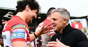 El adolescente Davies firma un nuevo contrato por dos años en St Helens El adolescente Davies firma un nuevo contrato por dos años en St Helens
